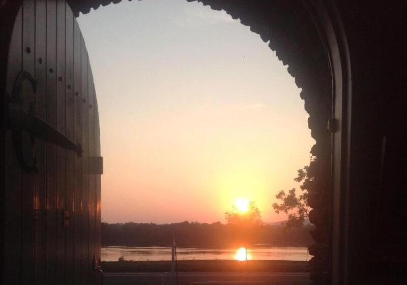 فندق The Manor On Front