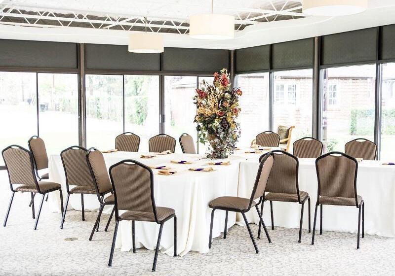 فندق The Manor On Front