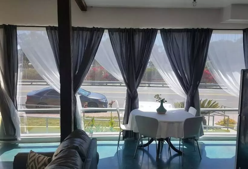 هتل House Of Trestles Hostel