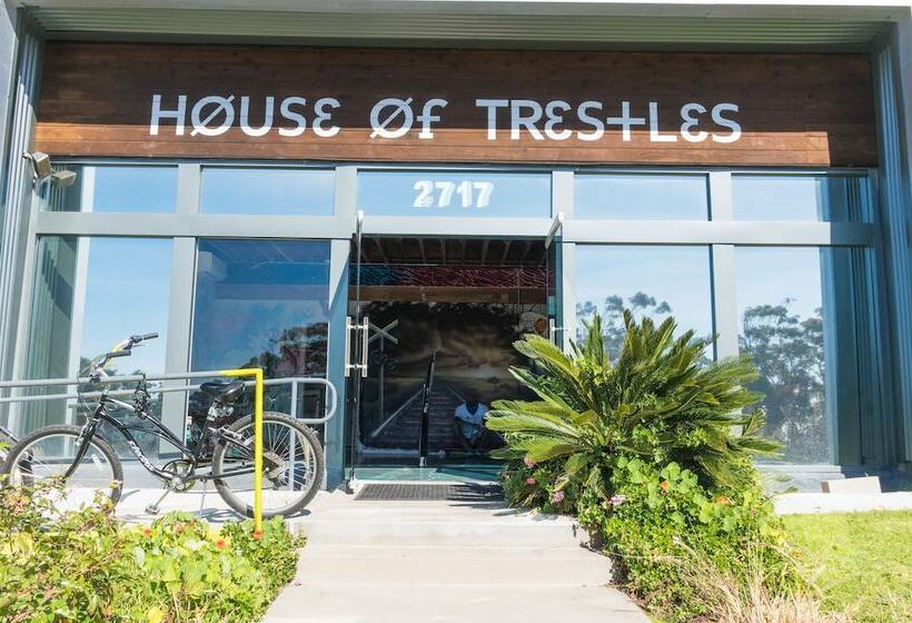 Отель House Of Trestles   Hostel