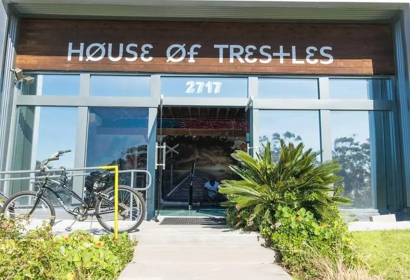 هتل House Of Trestles Hostel