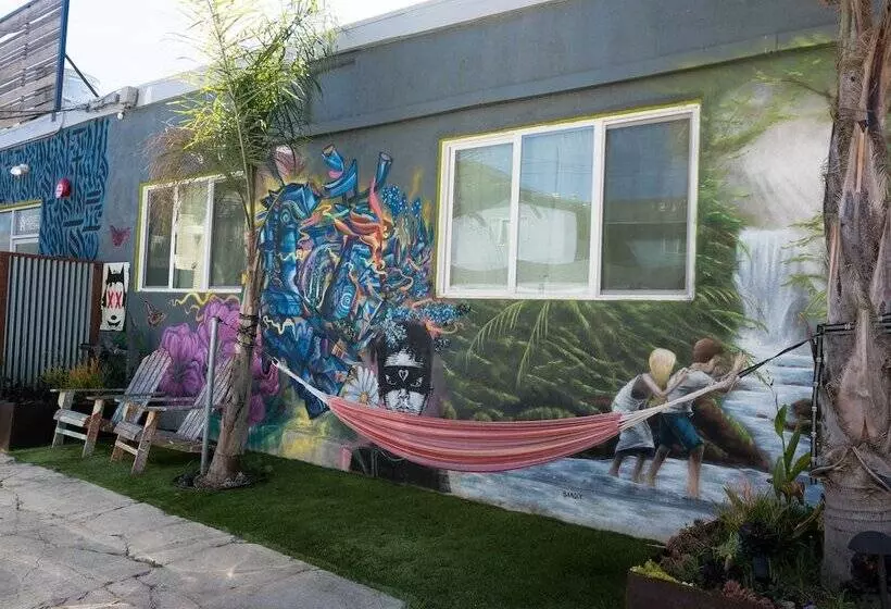 هتل House Of Trestles Hostel