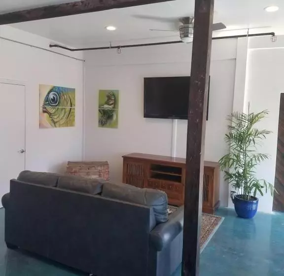 هتل House Of Trestles Hostel