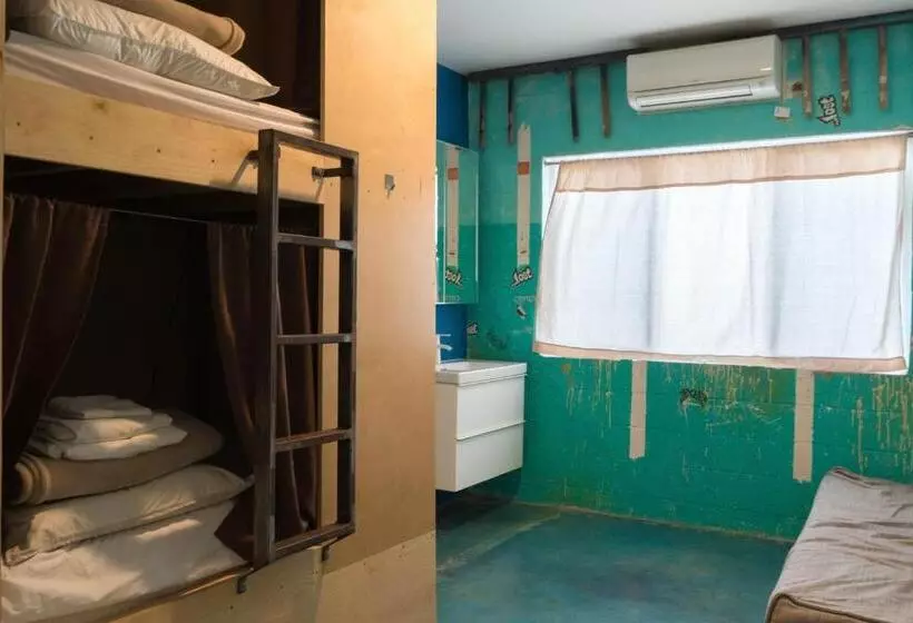 هتل House Of Trestles Hostel