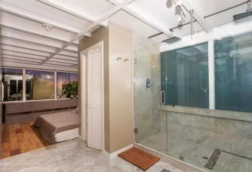 هتل House Of Trestles Hostel