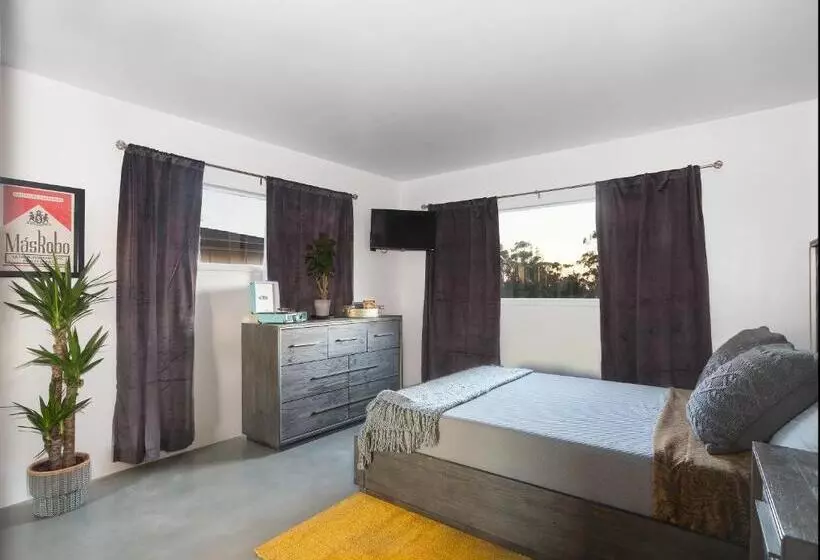 هتل House Of Trestles Hostel