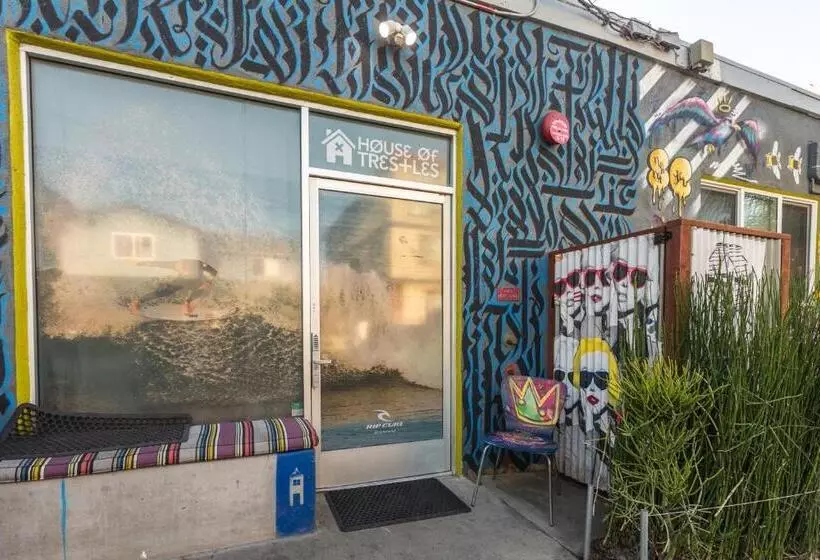 هتل House Of Trestles Hostel