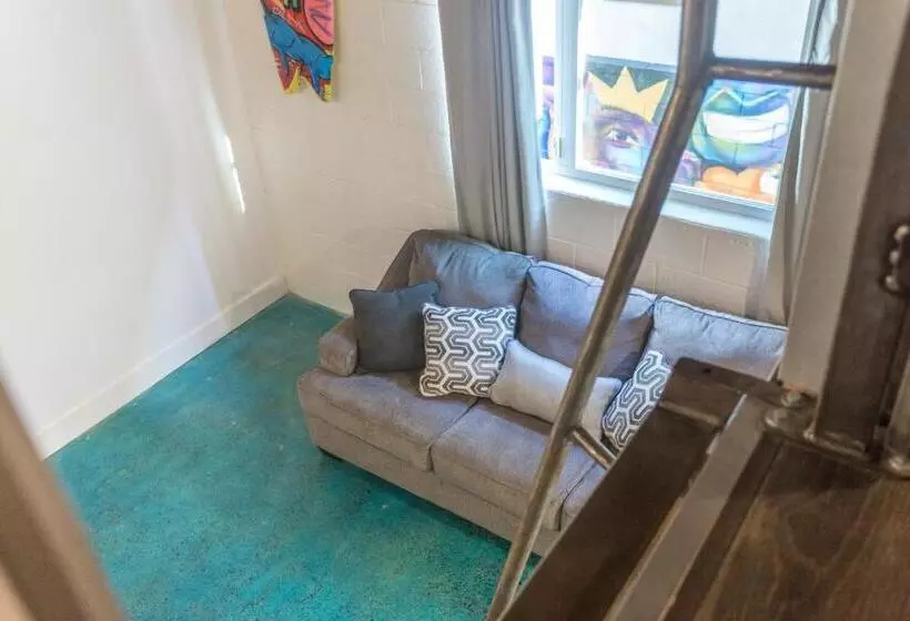 هتل House Of Trestles Hostel