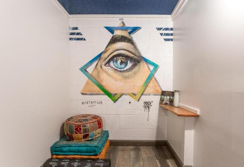 Отель House Of Trestles   Hostel