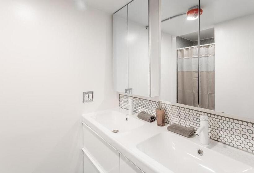 Отель House Of Trestles   Hostel