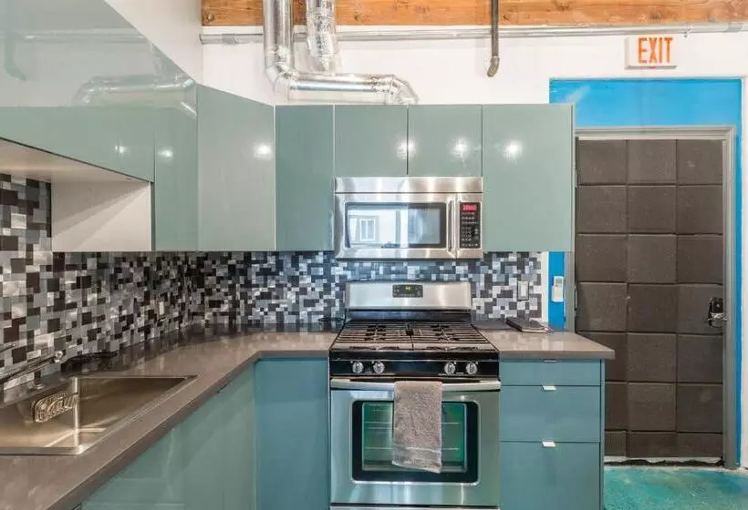 هتل House Of Trestles Hostel