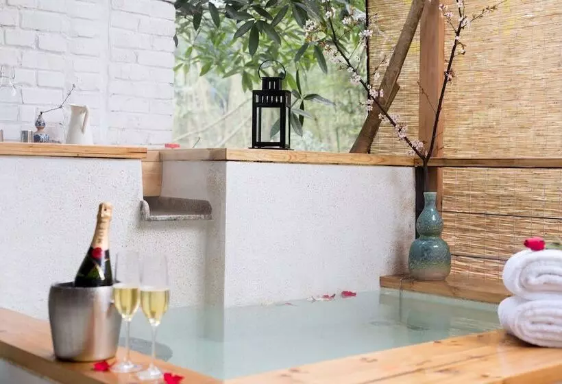 Hotelli Sukham Advesa Emei