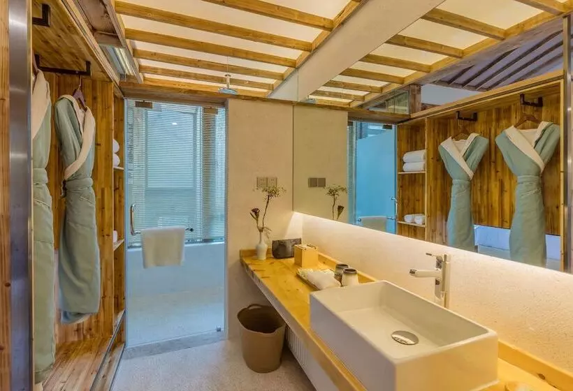 Hotelli Sukham Advesa Emei