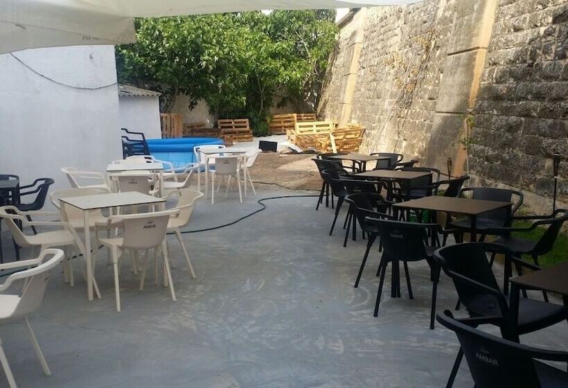 فندق Hostal Restaurante Avenida