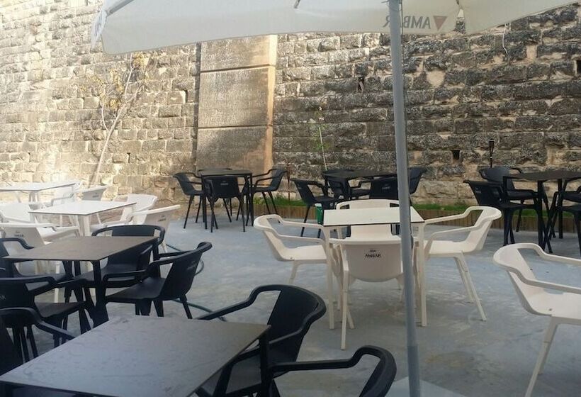 فندق Hostal Restaurante Avenida