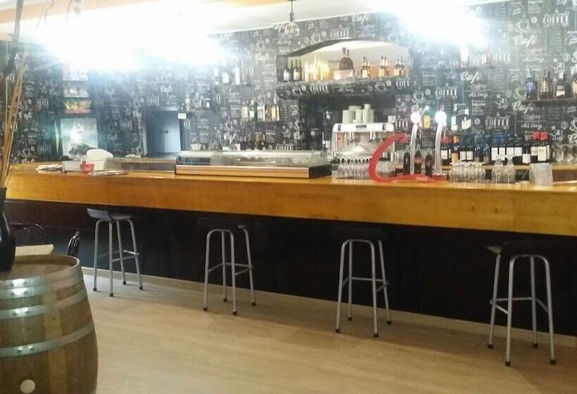 فندق Hostal Restaurante Avenida