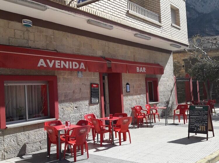 فندق Hostal Restaurante Avenida