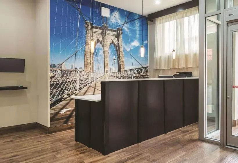 Hotelli La Quinta Inn & Suites By Wyndham Brooklyn Central