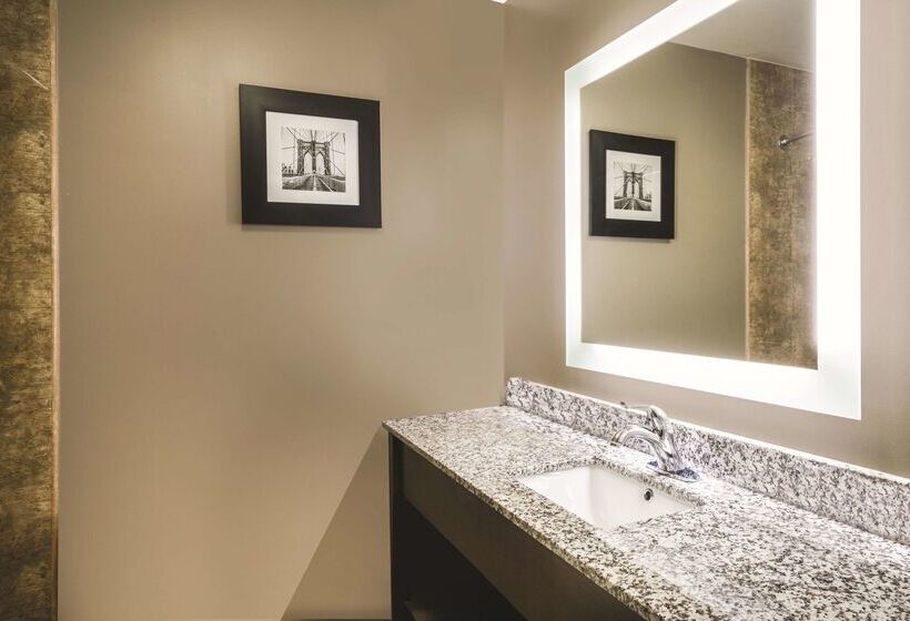 فندق La Quinta Inn & Suites By Wyndham Brooklyn Central