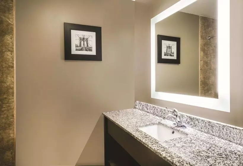 Hotelli La Quinta Inn & Suites By Wyndham Brooklyn Central