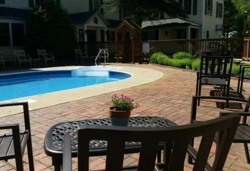 Hotelli Inn At Ellis River