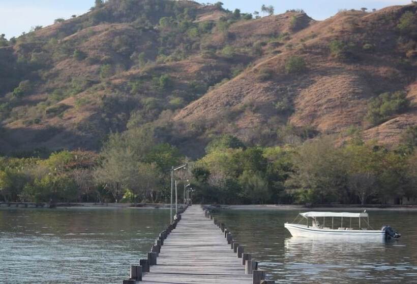 בית מלון כפרי Puri Komodo Resort