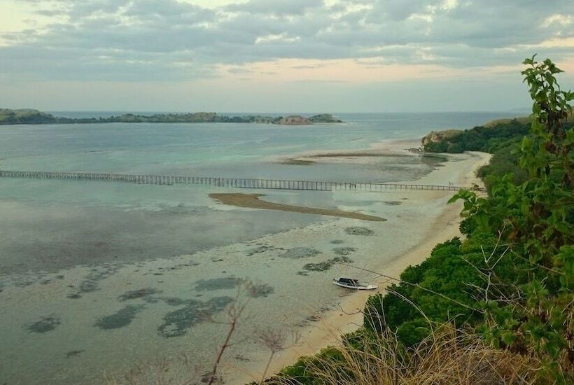 בית מלון כפרי Puri Komodo Resort