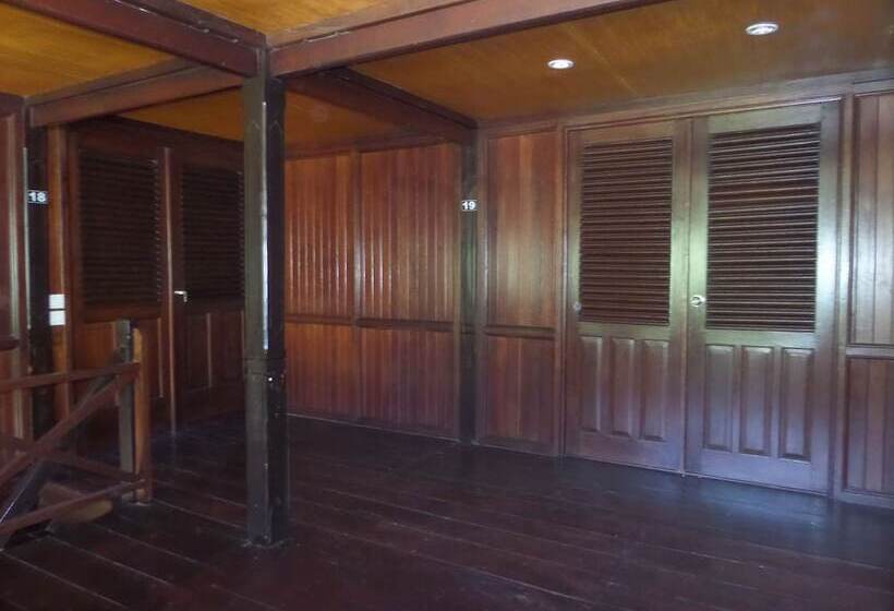 בית מלון כפרי Puri Komodo Resort