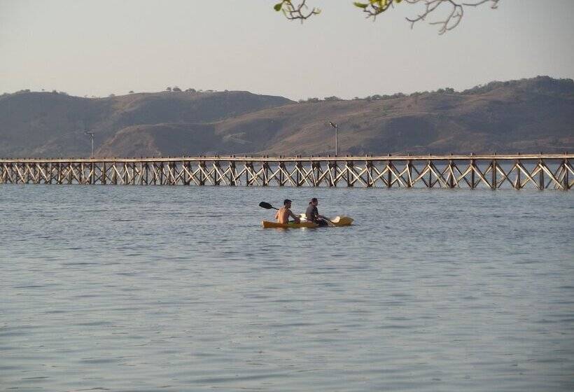 בית מלון כפרי Puri Komodo Resort