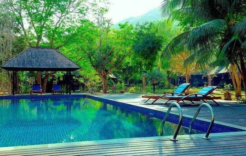 בית מלון כפרי Puri Komodo Resort