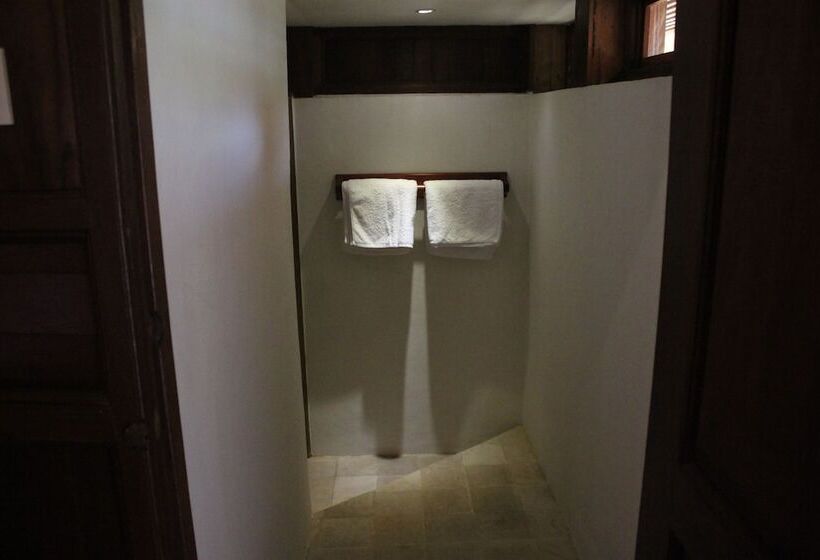 בית מלון כפרי Puri Komodo Resort