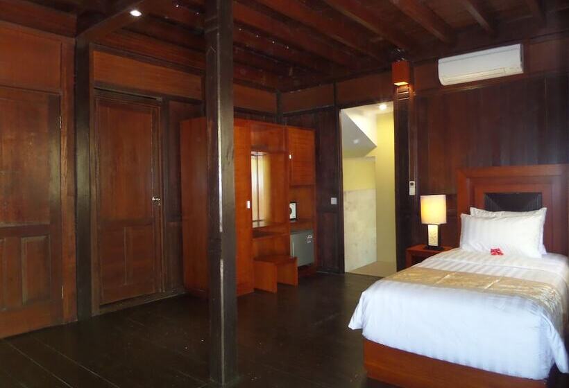 בית מלון כפרי Puri Komodo Resort