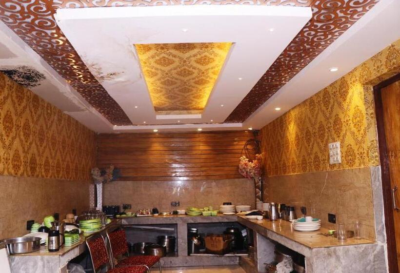 ホテル Samrat International