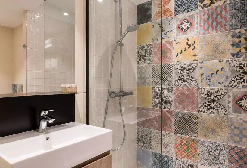 هتل The Originals Boutique, Hôtel Maison Montmartre Paris Les Puces