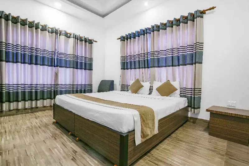 هتل Aakash International