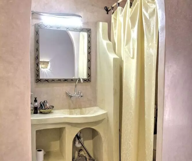 Hotelli Auberge Miguirne Chez Ali