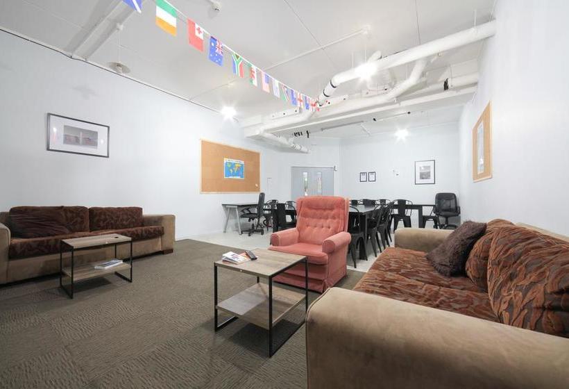 Отель Laneway Backpackers