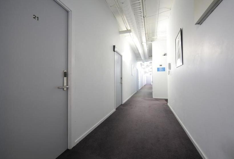 Отель Laneway Backpackers