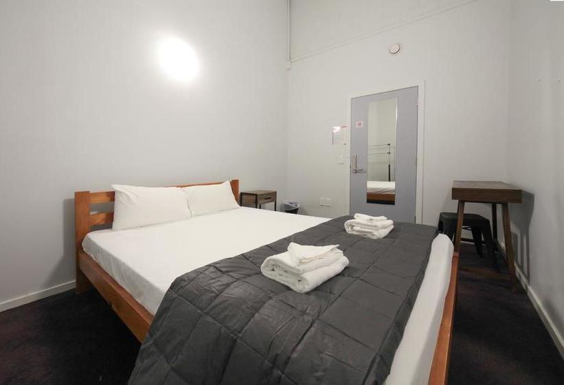 Отель Laneway Backpackers