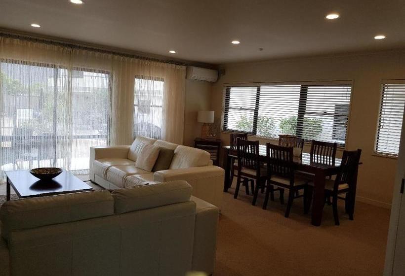 בית מלון כפרי Ocean Breeze Resort Pauanui