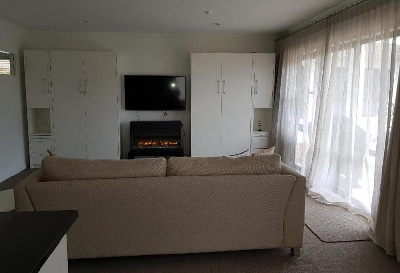 בית מלון כפרי Ocean Breeze Resort Pauanui