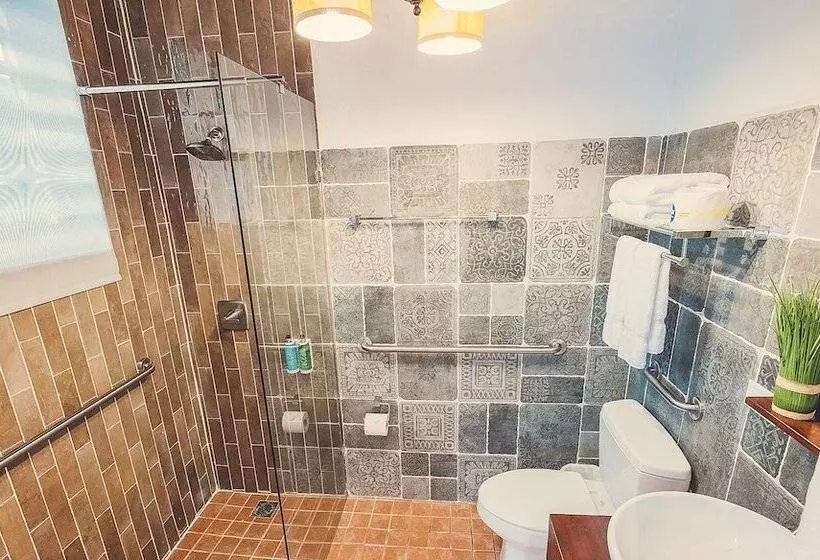 هتل Tamboo Beside The Pointe