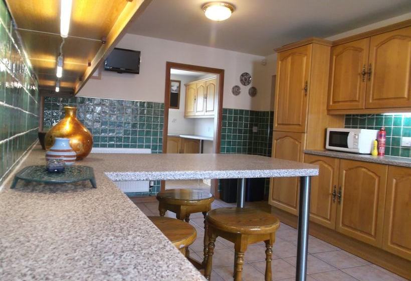 Hotelli Enfield House And Cottages