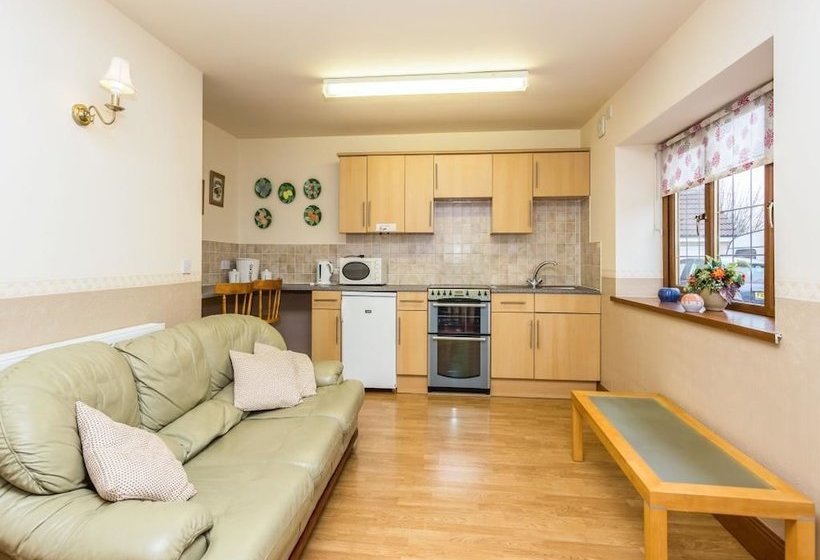 Hotelli Enfield House And Cottages