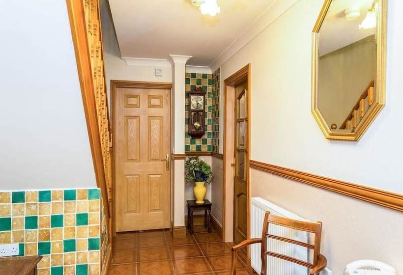 Hotelli Enfield House And Cottages