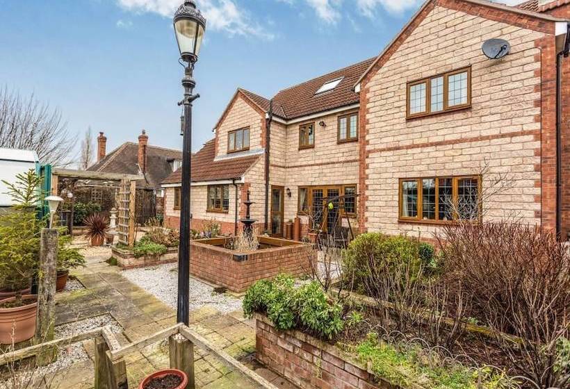 Hotelli Enfield House And Cottages