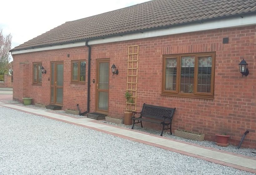 Hotelli Enfield House And Cottages