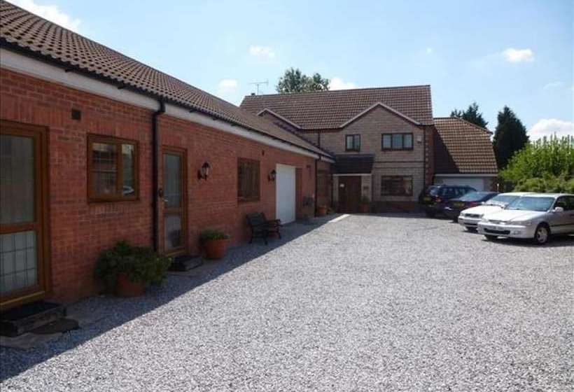 Hotelli Enfield House And Cottages