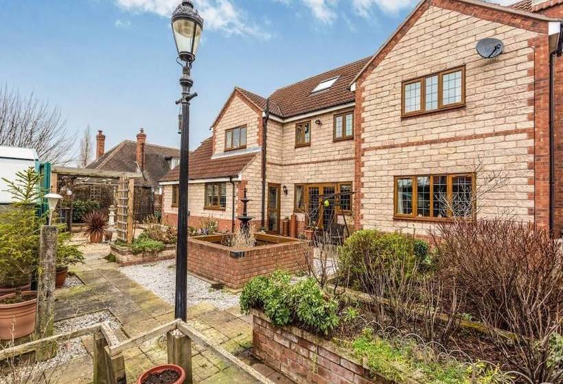 Hotelli Enfield House And Cottages