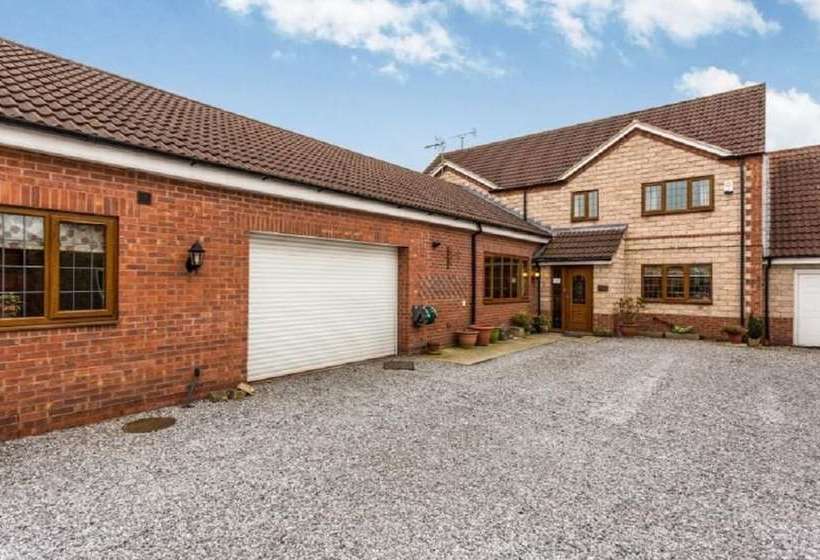 Hotelli Enfield House And Cottages